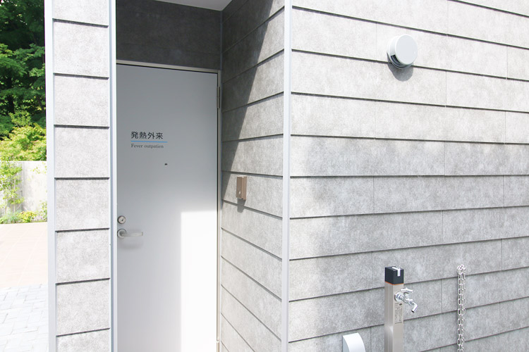 発熱外来入口（クリニック右側になります）